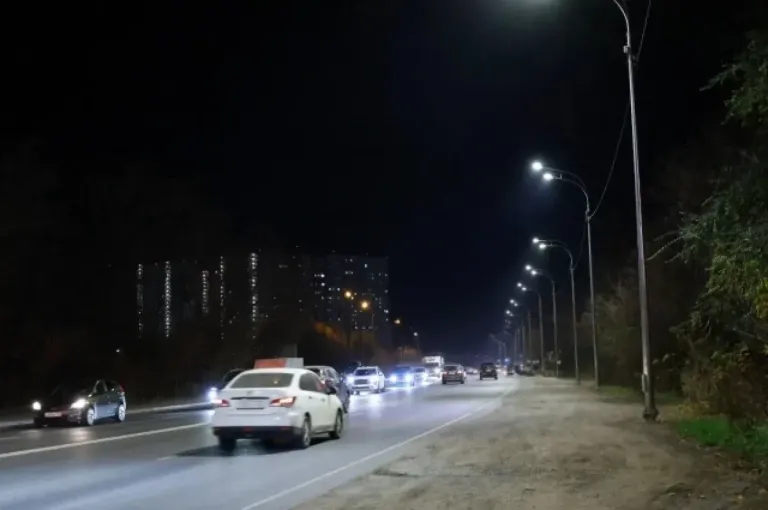 На Ракитовском шоссе в Самаре включили постоянное освещение