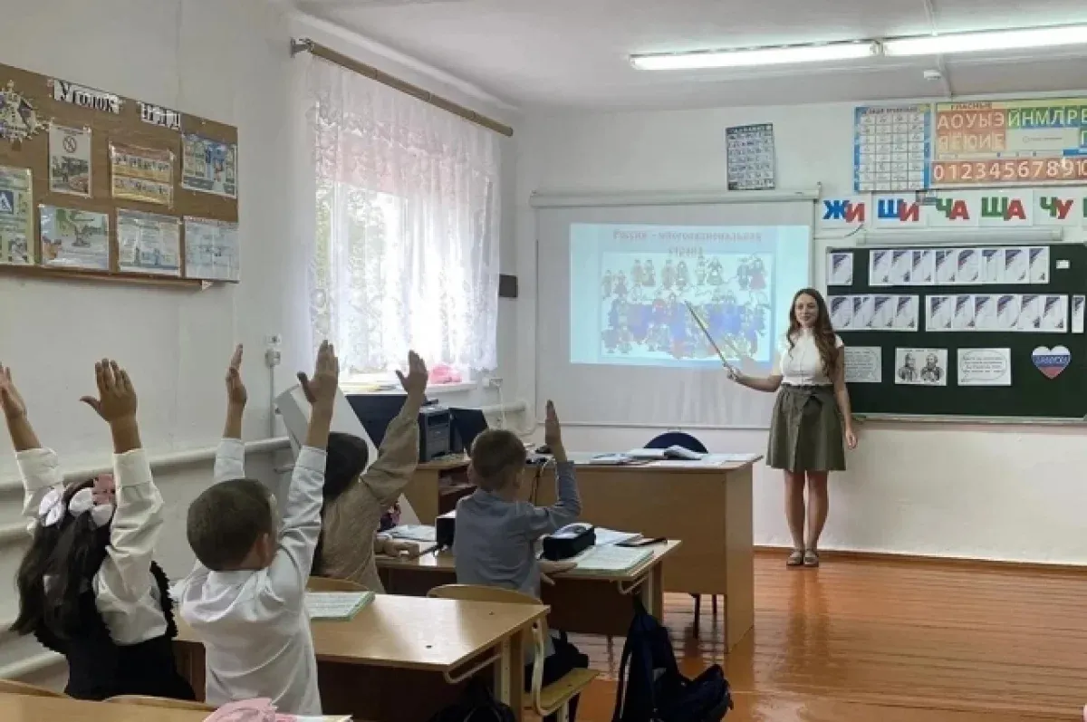 Учителям в Самарской области обещают статус ветерана труда и защиту от съёмки